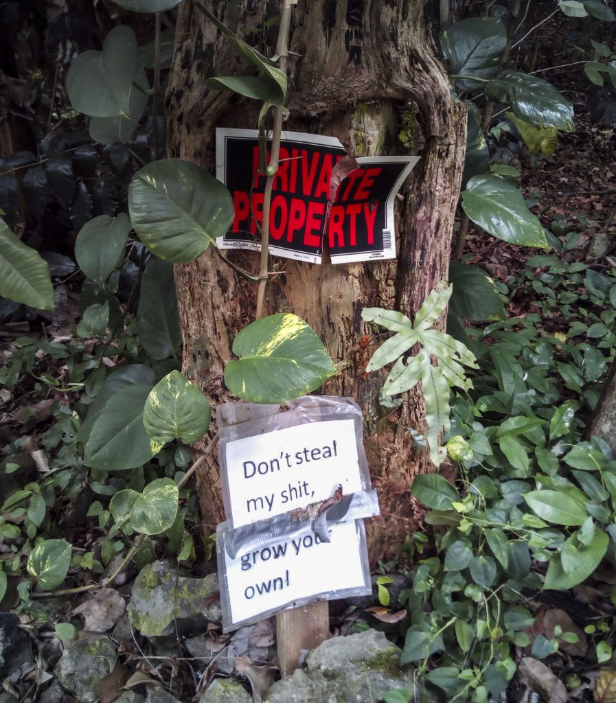 Schild in einem Garten