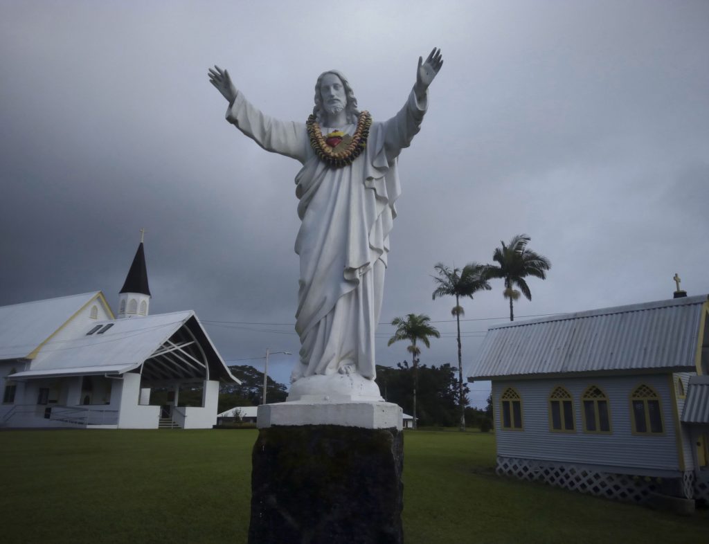 Jesus Statue vor der Sacred Heart Church in Pahoa, Hawaii