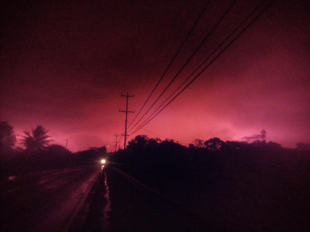 Lavaglühen, in der Nähe von Pahoa in Richtung einer Straßensperre auf der Route 132 nach Kapoho.