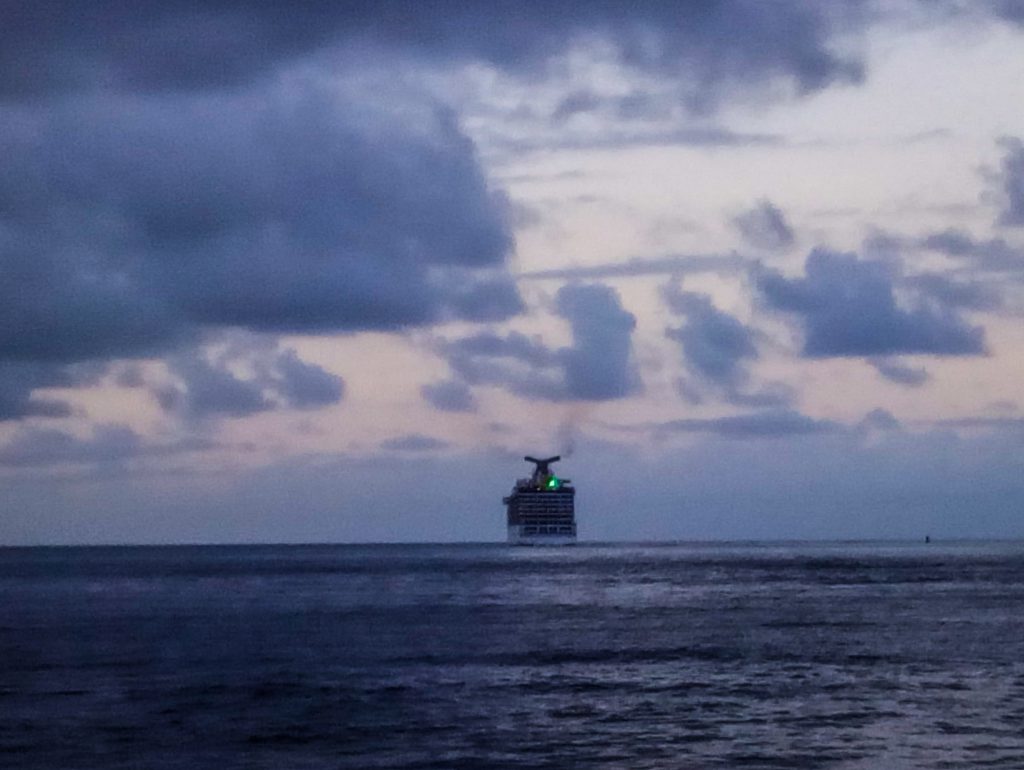 Die Pride of America auf ihrem Weg aus dem Hafen von Hilo.